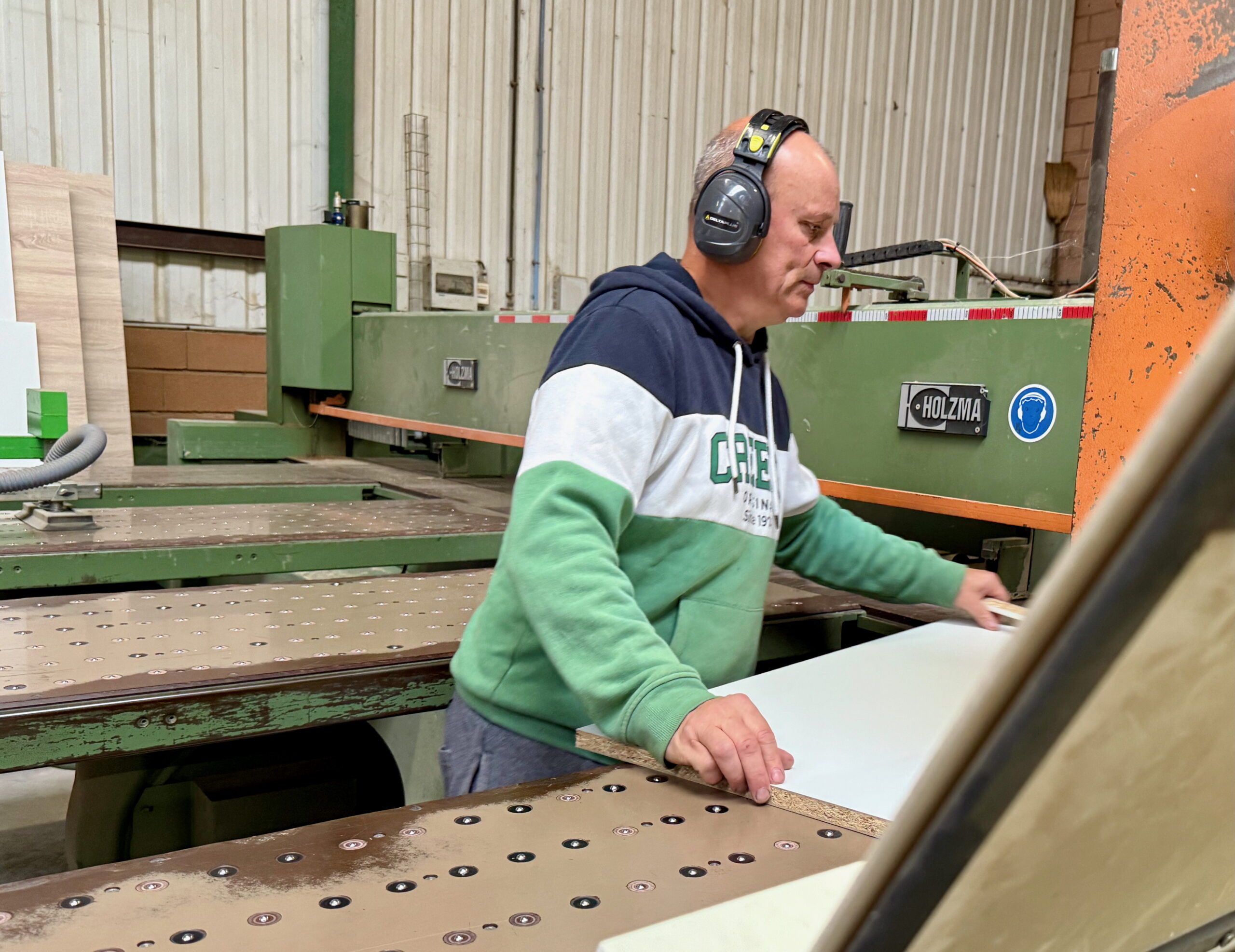 MGI Mobilier Atelier découpe des panneaux mélaminés stratifiés